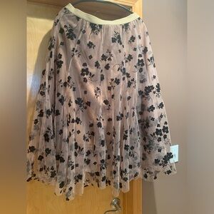 Skirt with black flowers